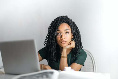 donna che lavora al computer